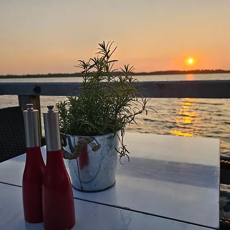 Seezeit - Gemuetliche Ferienwohnung, Tiefgarage, Cospudener * مارك كليبرغ